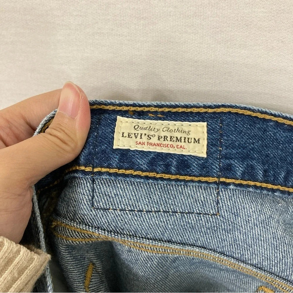 Levi's Premium 80s Mom Jean  Distressed Jeans size 29 - Picture 2 of 10
